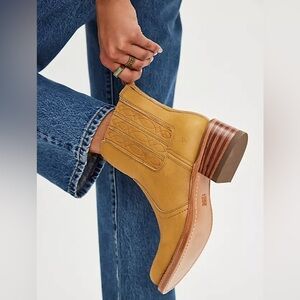 EUC FRYE Campus Banana Tan Leather Chelsea Boots With Box